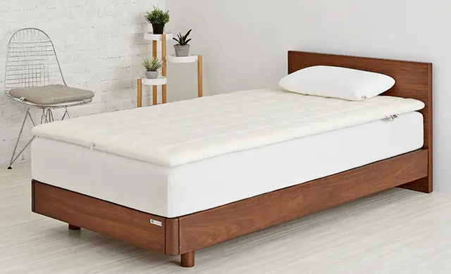 マットレスパッドを敷いたベッド
