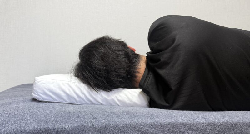 5セルピローホテル枕の高い箇所で横向き寝の寝姿勢の画像